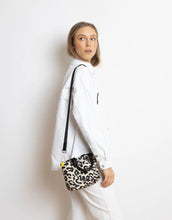 Laden Sie das Bild in den Galerie-Viewer, Padded Tote Bag Mini I Leo Splashes Black/Sand