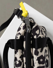 Laden Sie das Bild in den Galerie-Viewer, Padded Tote Bag Mini I Leo Splashes Black/Sand