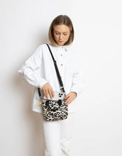 Laden Sie das Bild in den Galerie-Viewer, Padded Tote Bag Mini I Leo Splashes Black/Sand