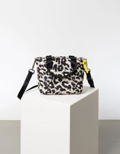 Laden Sie das Bild in den Galerie-Viewer, Padded Tote Bag Mini I Leo Splashes Black/Sand