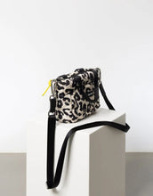 Laden Sie das Bild in den Galerie-Viewer, Padded Tote Bag Mini I Leo Splashes Black/Sand