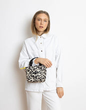 Laden Sie das Bild in den Galerie-Viewer, Padded Tote Bag Mini I Leo Splashes Black/Sand