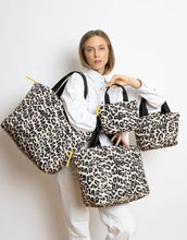 Laden Sie das Bild in den Galerie-Viewer, Padded Tote Bag Mini I Leo Splashes Black/Sand