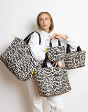 Laden Sie das Bild in den Galerie-Viewer, Padded Tote Bag Mini I Leo Splashes Black/Sand