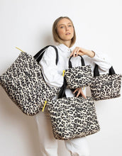 Laden Sie das Bild in den Galerie-Viewer, Padded Tote Bag Mini I Leo Splashes Black/Sand