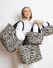Laden Sie das Bild in den Galerie-Viewer, Padded Tote Bag Mini I Leo Splashes Black/Sand