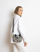 Laden Sie das Bild in den Galerie-Viewer, Padded Tote Bag Mini I Leo Splashes Black/Sand