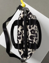 Laden Sie das Bild in den Galerie-Viewer, Padded Tote Bag Mini I Leo Splashes Black/Sand
