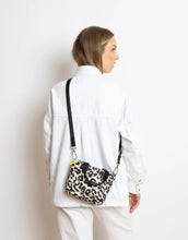 Laden Sie das Bild in den Galerie-Viewer, Padded Tote Bag Mini I Leo Splashes Black/Sand