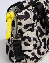 Laden Sie das Bild in den Galerie-Viewer, Padded Tote Bag Mini I Leo Splashes Black/Sand