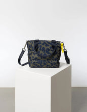 Laden Sie das Bild in den Galerie-Viewer, Padded Tote Bag Mini I Leo Splashes Navy/Olive