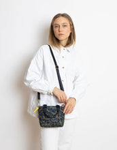 Laden Sie das Bild in den Galerie-Viewer, Padded Tote Bag Mini I Leo Splashes Navy/Olive
