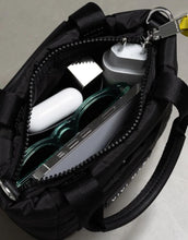 Laden Sie das Bild in den Galerie-Viewer, Padded Tote Bag Mini I Leo Splashes Navy/Olive