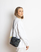 Laden Sie das Bild in den Galerie-Viewer, Padded Tote Bag Mini I Leo Splashes Navy/Olive
