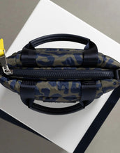 Laden Sie das Bild in den Galerie-Viewer, Padded Tote Bag Mini I Leo Splashes Navy/Olive
