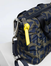 Laden Sie das Bild in den Galerie-Viewer, Padded Tote Bag Mini I Leo Splashes Navy/Olive