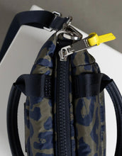Laden Sie das Bild in den Galerie-Viewer, Padded Tote Bag Mini I Leo Splashes Navy/Olive