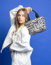 Laden Sie das Bild in den Galerie-Viewer, Padded Tote Bag Small I Leo Splashes Black/Sand