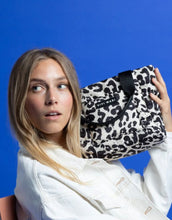 Laden Sie das Bild in den Galerie-Viewer, Padded Tote Bag Small I Leo Splashes Black/Sand