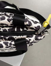 Laden Sie das Bild in den Galerie-Viewer, Padded Tote Bag Small I Leo Splashes Black/Sand