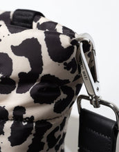 Laden Sie das Bild in den Galerie-Viewer, Padded Tote Bag Small I Leo Splashes Black/Sand