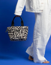 Laden Sie das Bild in den Galerie-Viewer, Padded Tote Bag Small I Leo Splashes Black/Sand