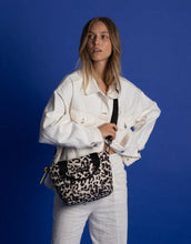 Laden Sie das Bild in den Galerie-Viewer, Padded Tote Bag Small I Leo Splashes Black/Sand