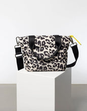 Laden Sie das Bild in den Galerie-Viewer, Padded Tote Bag Small I Leo Splashes Black/Sand