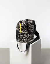 Laden Sie das Bild in den Galerie-Viewer, Padded Tote Bag Small I Leo Splashes Black/Sand