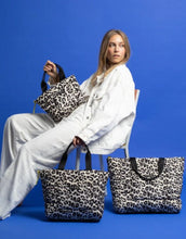 Laden Sie das Bild in den Galerie-Viewer, Padded Tote Bag Small I Leo Splashes Black/Sand