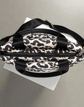 Laden Sie das Bild in den Galerie-Viewer, Padded Tote Bag Small I Leo Splashes Black/Sand