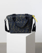 Laden Sie das Bild in den Galerie-Viewer, Padded Tote Bag Small I Leo Splashes Navy/Olive