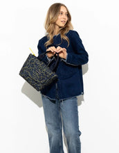 Laden Sie das Bild in den Galerie-Viewer, Padded Tote Bag Small I Leo Splashes Navy/Olive