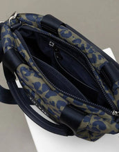 Laden Sie das Bild in den Galerie-Viewer, Padded Tote Bag Small I Leo Splashes Navy/Olive