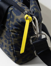 Laden Sie das Bild in den Galerie-Viewer, Padded Tote Bag Small I Leo Splashes Navy/Olive