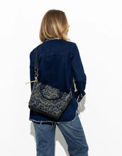 Laden Sie das Bild in den Galerie-Viewer, Padded Tote Bag Small I Leo Splashes Navy/Olive