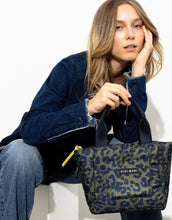 Laden Sie das Bild in den Galerie-Viewer, Padded Tote Bag Small I Leo Splashes Navy/Olive