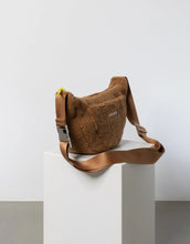 Laden Sie das Bild in den Galerie-Viewer, Teddy Hip Bag Medium I Caramel