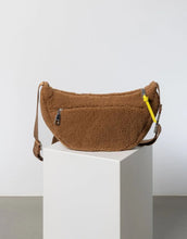 Laden Sie das Bild in den Galerie-Viewer, Teddy Hip Bag Medium I Caramel