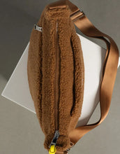 Laden Sie das Bild in den Galerie-Viewer, Teddy Hip Bag Medium I Caramel