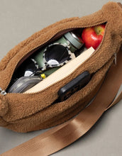 Laden Sie das Bild in den Galerie-Viewer, Teddy Hip Bag Medium I Caramel