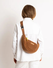Laden Sie das Bild in den Galerie-Viewer, Teddy Hip Bag Medium I Caramel