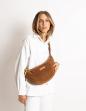 Laden Sie das Bild in den Galerie-Viewer, Teddy Hip Bag Medium I Caramel