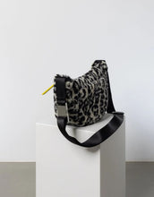 Laden Sie das Bild in den Galerie-Viewer, Teddy Hip Bag Medium I Leo Splashes Black/Sand