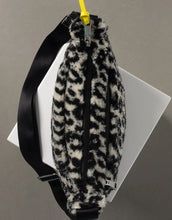 Laden Sie das Bild in den Galerie-Viewer, Teddy Hip Bag Medium I Leo Splashes Black/Sand