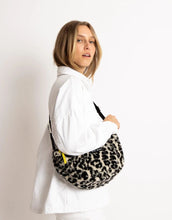 Laden Sie das Bild in den Galerie-Viewer, Teddy Hip Bag Medium I Leo Splashes Black/Sand