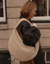 Laden Sie das Bild in den Galerie-Viewer, Cross Body Umhängetasche Teddy I Ecru