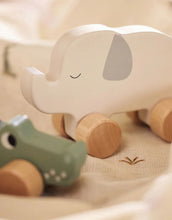 Laden Sie das Bild in den Galerie-Viewer, Holzelefant auf Rädern I Jungle Jambo