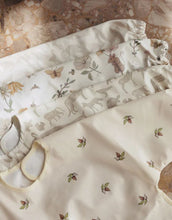 Laden Sie das Bild in den Galerie-Viewer, Ärmellätzchen Animals I Olive Green