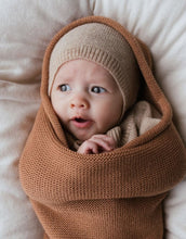 Laden Sie das Bild in den Galerie-Viewer, Strickmütze Newborn I Sand